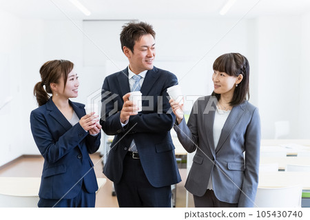 一位商人和一位女商人一邊喝咖啡一邊聊天（亞洲/日本男性和女性） 105430740