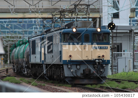 EF64(慢速8878)牽引的貨運列車在南松本站等候_2023年7月1日拍攝 EF64(慢速8878)牽引的貨運列車在南松本站等候_2023年7月1日拍攝 105430817
