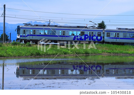 ALPICO KOTSU 20100號列車在阿爾卑斯山脈的注視下悠閒地行駛_攝於2023年7月2日 105430818