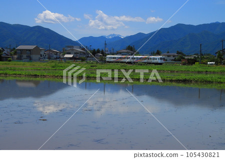 Alpico交通3000系列列車在阿爾卑斯山脈的注視下悠閒地行駛_攝於2023年7月2日 105430821