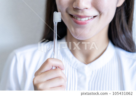 A woman who brushes her teeth [parts cut] 105431062