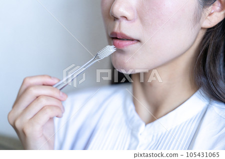 A woman who brushes her teeth [parts cut] 105431065