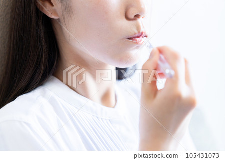 A woman who brushes her teeth [parts cut] 105431073