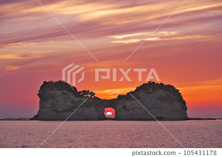 [Engetsu Island (Evening)] Shirahama Town, Nishimuro District, Wakayama Prefecture 105431178