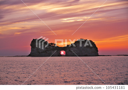 [Engetsu Island (Evening)] Shirahama Town, Nishimuro District, Wakayama Prefecture 105431181