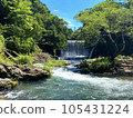 山間溪流的美麗風景 105431224