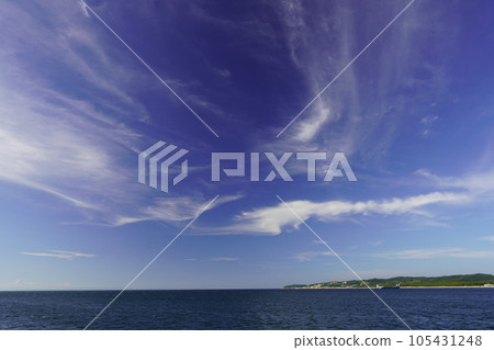 地平線和天空中的雲彩 105431248