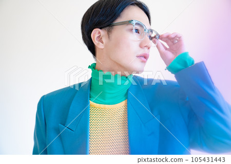 一個穿著獨特衣服的男人的時尚肖像多樣性性別 105431443