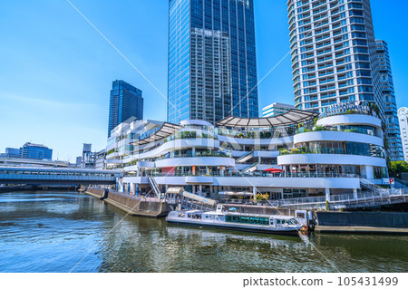 日本橫濱的城市景觀 夏天，酷熱。橫濱灣區和水上巴士的景觀 105431499