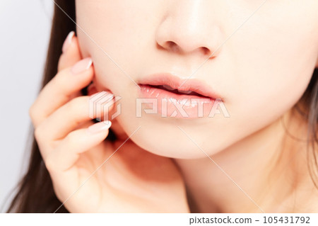 美麗的年輕日本女人嘴唇部分被切掉 105431792