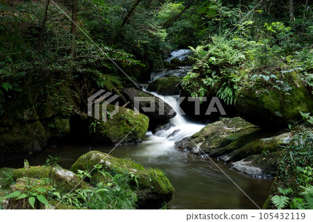 大藤川源頭慶明瀑布周邊的溪流風景 105432119