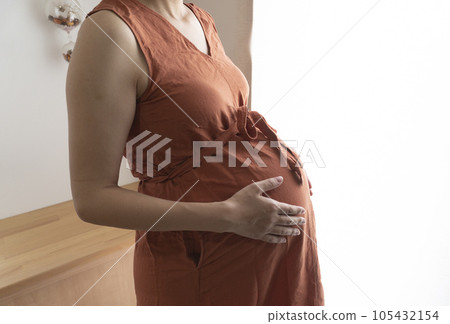 The belly of a woman in the month of the month 105432154