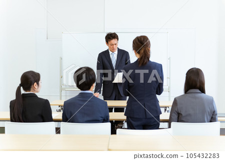 在學校/辦公室/公司進行培訓/講座/研討會/講座/學習班的男講師/老師/老師 在學校/辦公室/公司進行培訓/講座/研討會/講座/學習班的男講師/老師/老師 105432283