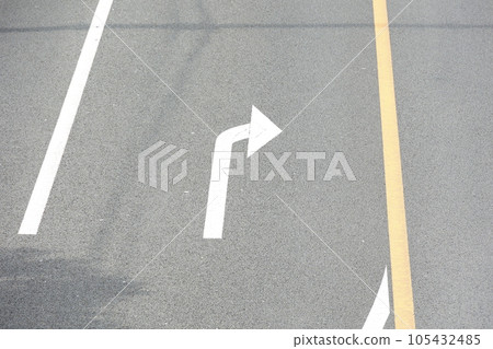 right turn lane before the intersection right turn lane before the intersection 105432485