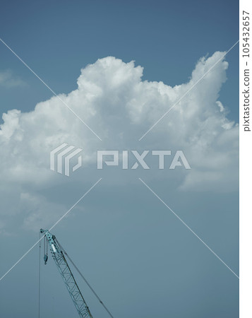 船廠臂和夏季雷雨垂直角 船廠臂和夏季雷雨垂直角 105432657