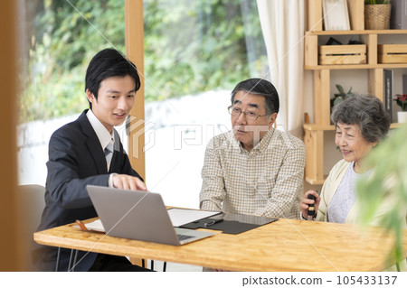 Senior couple talking with visiting sales 105433137