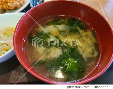 Simple seaweed miso soup Simple seaweed miso soup 105433532