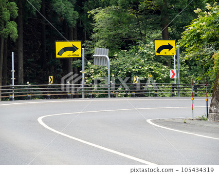 curve of the road. National Route 29, in Wakasa-cho, Yazu-gun, Tottori Prefecture. 105434319