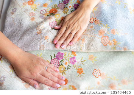 拿著和服的人 105434460