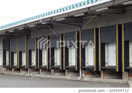 Logistics image Truck berth at collection and delivery center 105434717