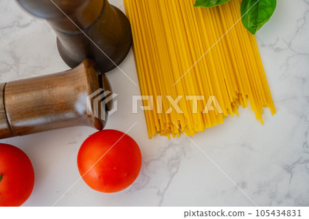 Pasta spaghetti noodles tableware close-up photography material 105434831