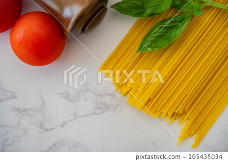 意大利面麵條意大利麵條白色背景餐具俯拍素材 意大利面麵條意大利麵條白色背景餐具俯拍素材 105435034