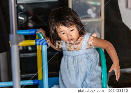 女孩在室內玩耍 女孩在室內玩耍 105435150