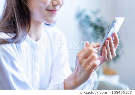 使用智能手機的女性 [零件切割] 105435197