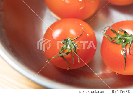 tomatoes in water 105435678