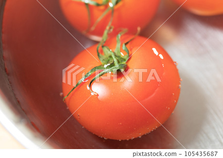 新鮮的西紅柿漂浮在水中 新鮮的西紅柿漂浮在水中 105435687