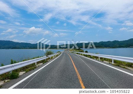 Driving along Shimane Prefectural Route 338 along the shores of Lake Nakaumi and Lake Shinji (Matsue City, Shimane Prefecture) 105435822