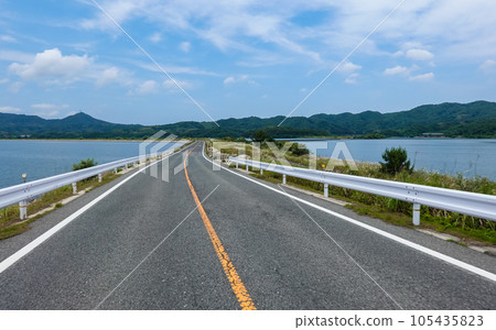 Driving along Shimane Prefectural Route 338 along the shores of Lake Nakaumi and Lake Shinji (Matsue City, Shimane Prefecture) 105435823