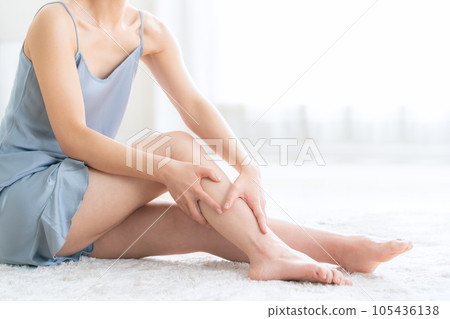 一位年輕女性在腿部進行皮膚護理的身體部位 105436138