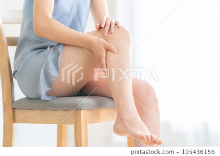 一位年輕女性在腿部進行皮膚護理的身體部位 105436156
