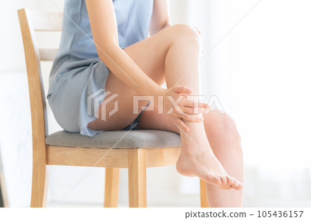 一位年輕女性在腿部進行皮膚護理的身體部位 105436157