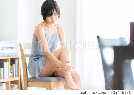 年輕女子為她的腿做皮膚護理 105436158