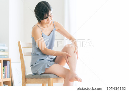 年輕女子為她的腿做皮膚護理 105436162