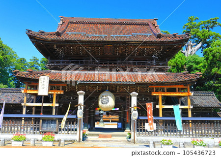 [富山縣]晴朗天氣下的城花別院善德寺大門 105436723
