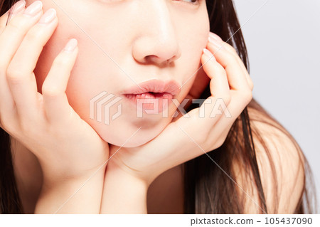 美麗的年輕日本女人嘴唇部分被切掉 105437090