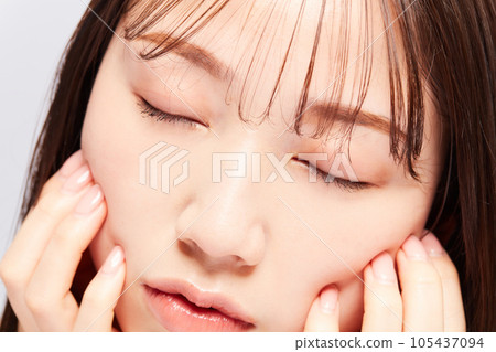 美麗的年輕日本女人眼睛特寫 105437094