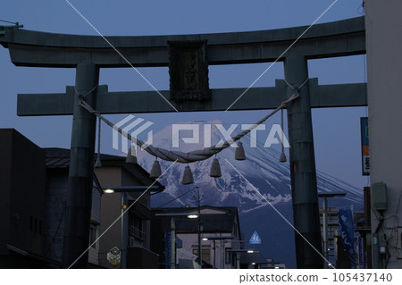 Mt. Fuji over the torii 105437140