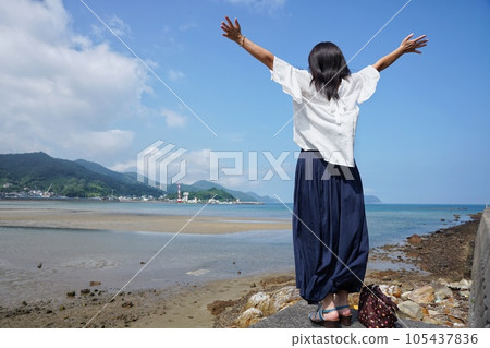 一個女人在淺灘上行走 一個女人在淺灘上行走 105437836