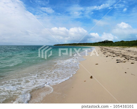 Aiyaru beach in winter (Taketomi Island, Okinawa Prefecture) Aiyaru beach in winter (Taketomi Island, Okinawa Prefecture) 105438101