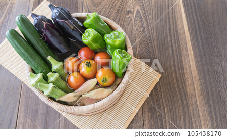 夏季蔬菜形象 ・木桶裡放水，加入蔬菜 | 黃瓜、茄子、青椒、小番茄、秋葵、生薑 105438170