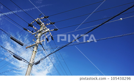 電線桿高聳在藍天 電線桿高聳在藍天 105438296