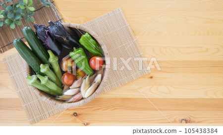 Image of summer vegetables ・Put water in a wooden bucket and add vegetables | Cucumbers, eggplants, green peppers, mini tomatoes, okra, ginger 105438384