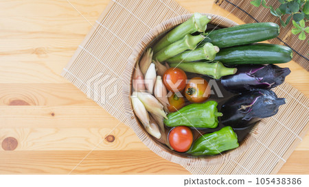 夏季蔬菜形象 ・木桶裡放水,加入蔬菜 | 黃瓜、茄子、青椒、小番茄、秋葵、生薑 夏季蔬菜形象 ・木桶裡放水,加入蔬菜 | 黃瓜、茄子、青椒、小番茄、秋葵、生薑 105438386