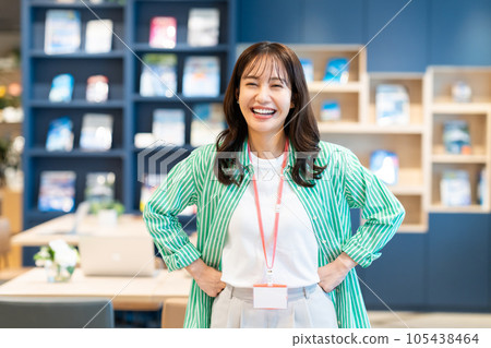 Business woman working in the office Photography cooperation: Credisce (Maruzen Yushodo Co., Ltd.) 105438464
