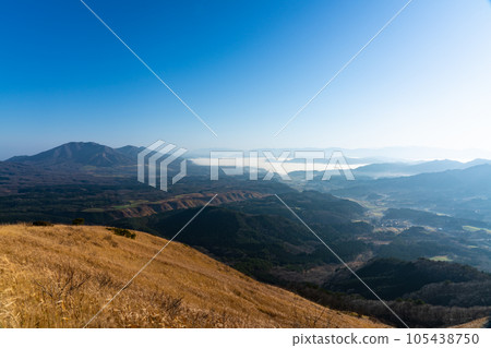 The morning mist of the Hiruzen Basin seen from the summit of Mt. Mihira in early winter and Hiruzen 3 Maniwa City, Okayama Prefecture and Kofu Town, Hino District, Tottori Prefecture 105438750
