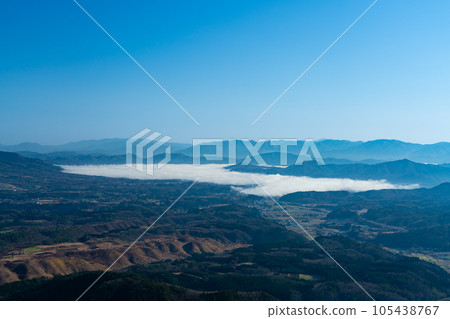 The morning mist of the Hiruzen Basin seen from the summit of Mt. Mihira in early winter and Hiruzen 5 Maniwa City, Okayama Prefecture and Kofu Town, Hino District, Tottori Prefecture 105438767